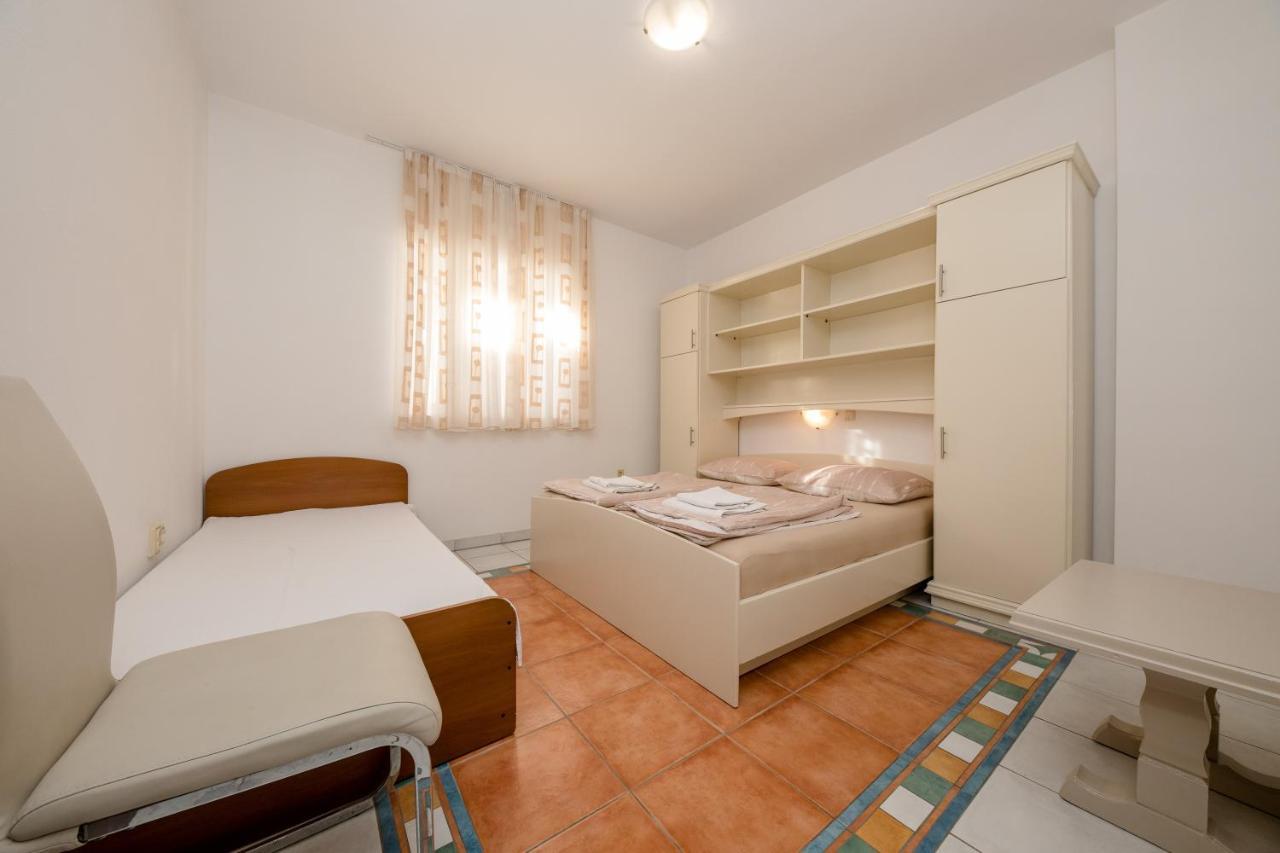 Apartments And Rooms By The Sea Supetarska Draga - Gornja, Rab - 11579 Εξωτερικό φωτογραφία