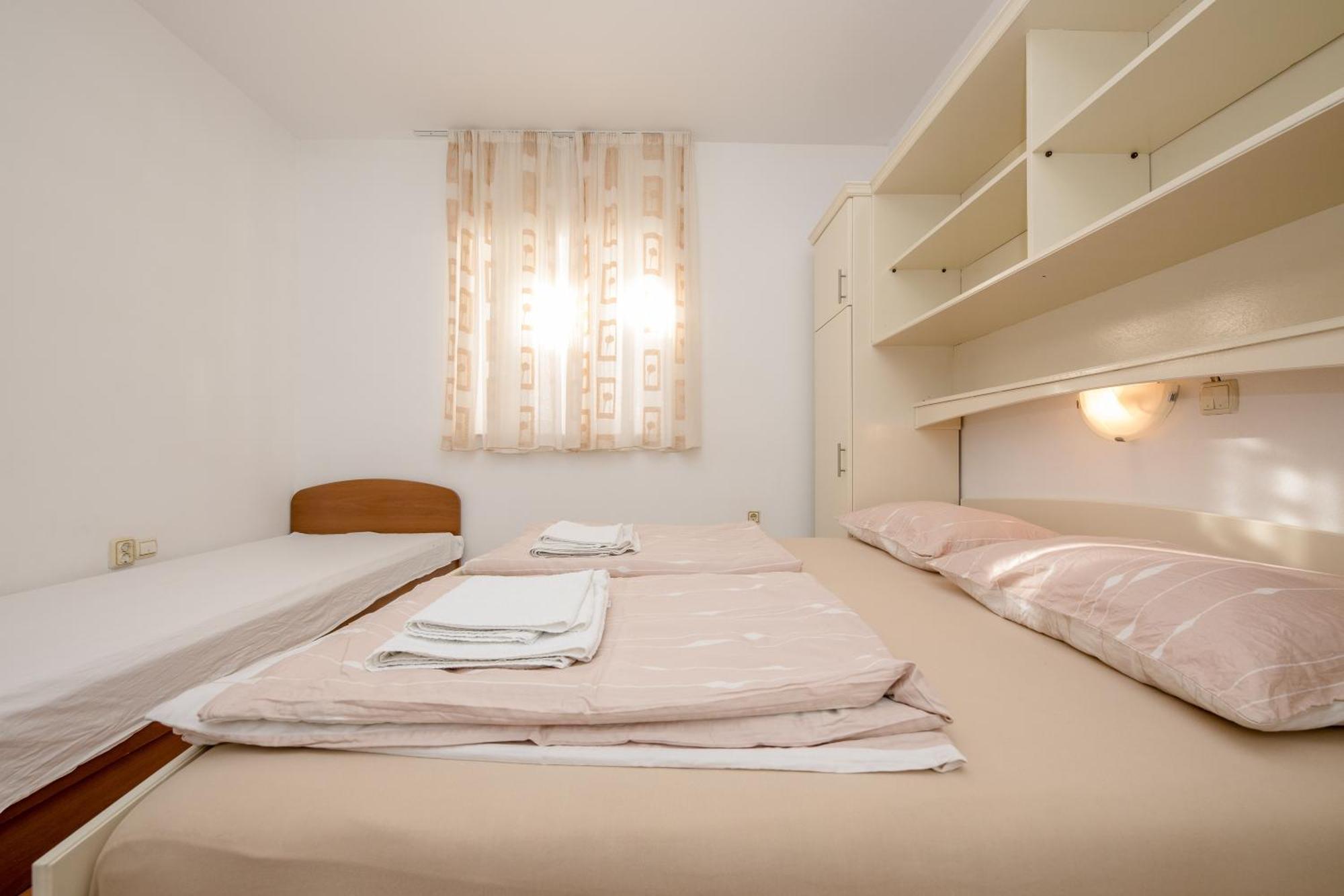 Apartments And Rooms By The Sea Supetarska Draga - Gornja, Rab - 11579 Δωμάτιο φωτογραφία